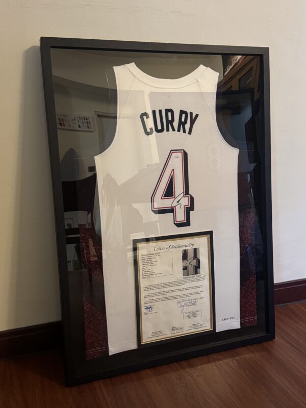 IMG_7400 🏀【球迷必收|Stephen Curry 巴黎奧運時期 球迷版 精緻裱框簽名球衣】