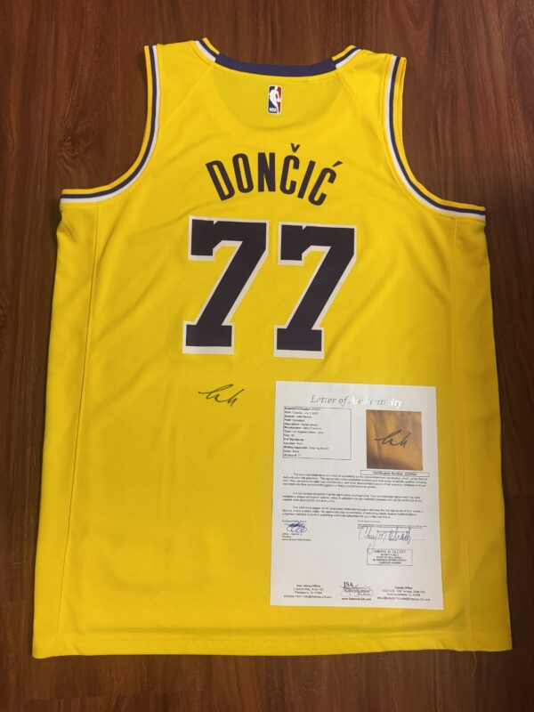 img_7097-2 🏀【球迷必收|Luka Dončić 球迷版 親筆簽名球衣】