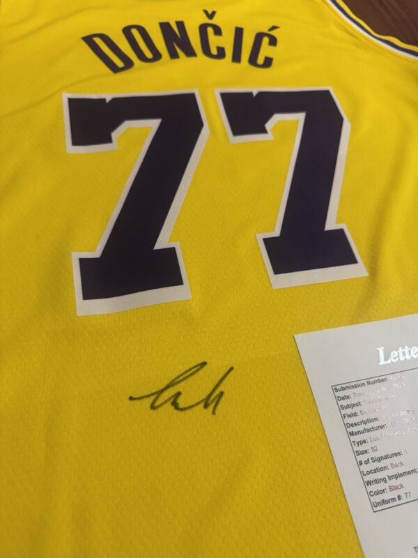 img_7099-2 🏀【球迷必收|Luka Dončić 球迷版 親筆簽名球衣】