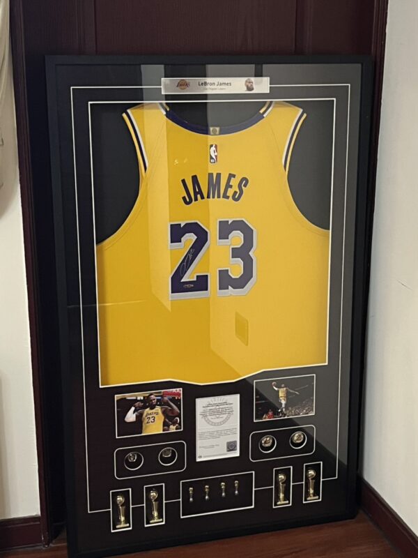 【收藏家先生】｜現貨不用等｜LeBron James 湖人時期時期 球員版 UDA認證 簽名球衣