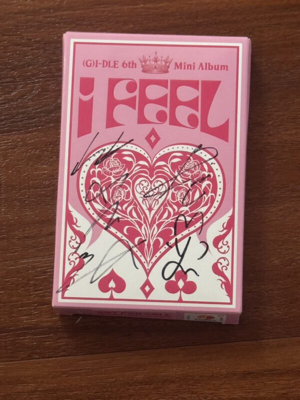 【收藏家先生】｜韓團｜I-DLE 成員《I FEEL》親筆簽名撲克牌