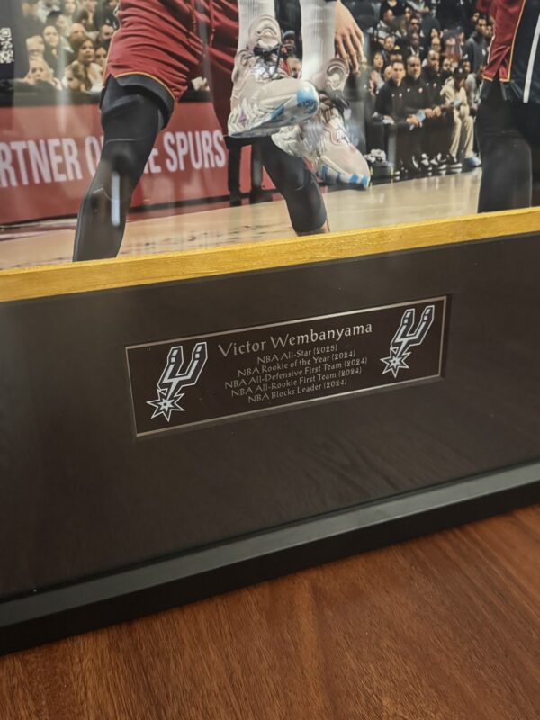 【收藏家先生】｜NBA｜現貨不用等｜簽名海報｜  Wembanyama 親筆簽名海報含裱框