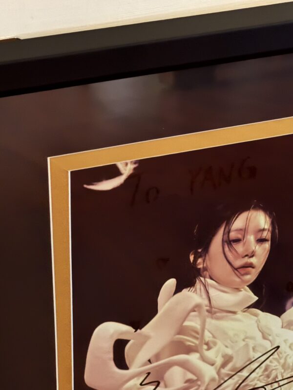 S__93200400_0 【收藏家先生】|韓團|I-DLE 葉舒華 簽名海報|現貨不用等