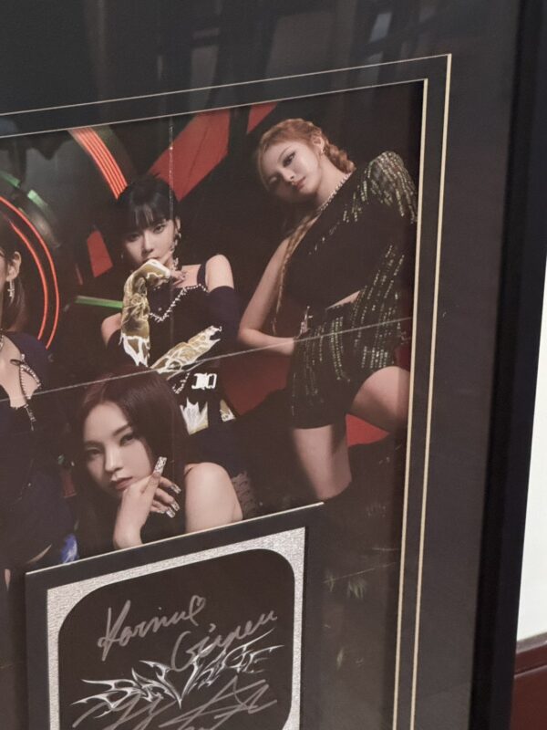 【收藏家先生】｜韓團｜aespa 親筆簽名海報｜裱框收藏｜現貨不用等