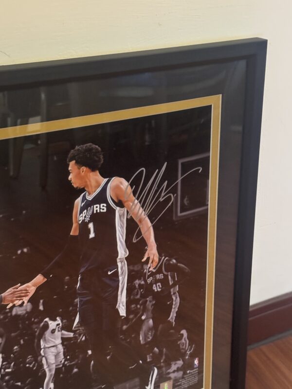 【收藏家先生】｜NBA｜簽名海報｜  Wembanyama & Castle 親筆簽名海報含裱框